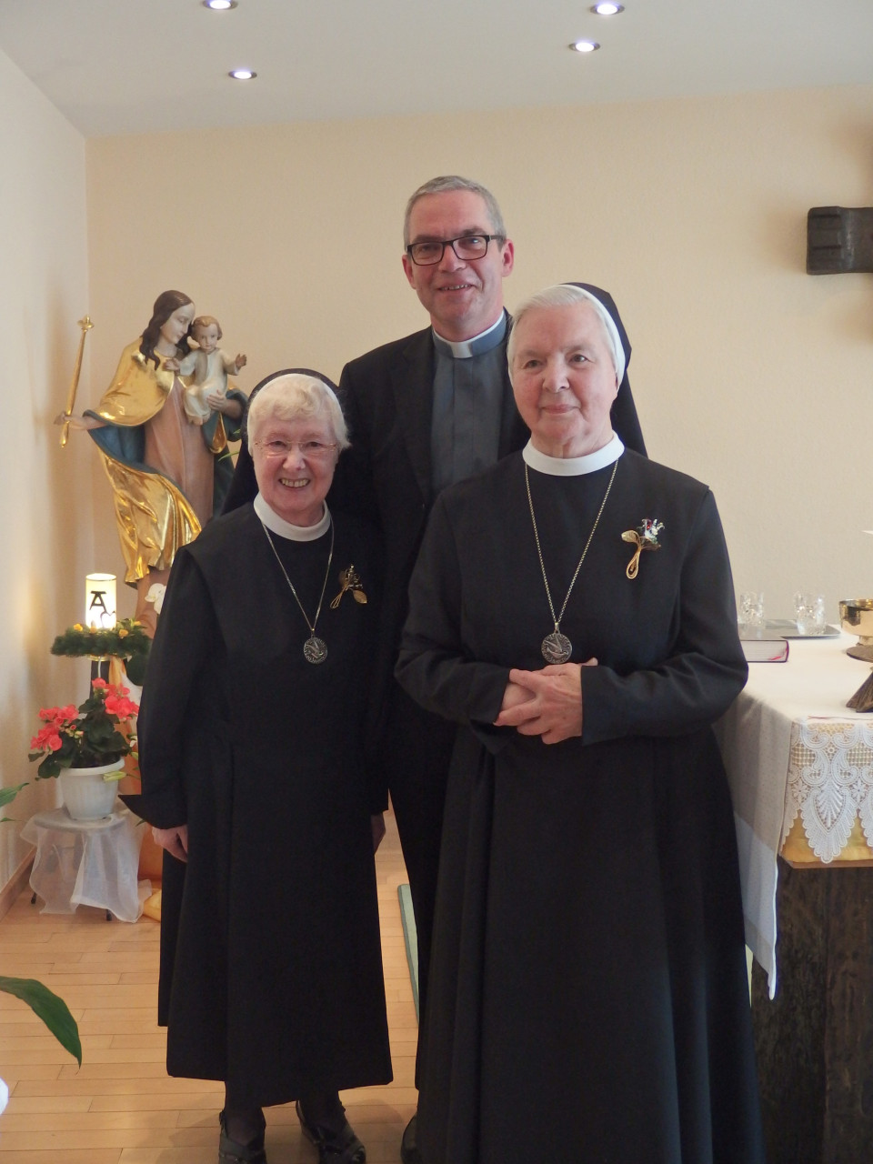 v.l.n.r. Sr. Pia, Pastor Müller, Sr. Blandina